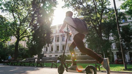 Kolejne miasta idą na wojnę z hulajnogami. Mandaty za przekroczenie prędkości na hulajnodze