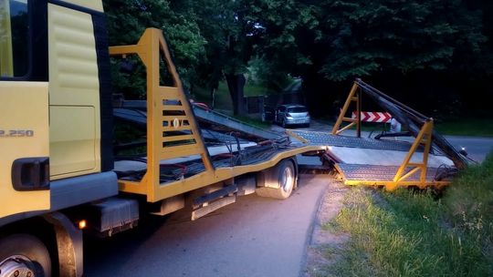 Kolejny pojazd w rowie na Kamienieckiego w Odrzykoniu. Tym razem laweta