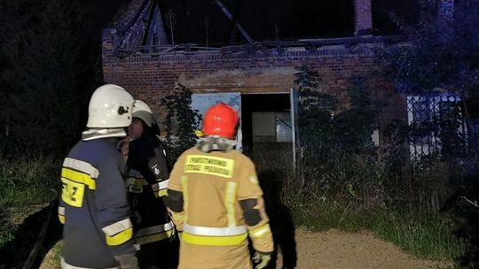 Kolejny pożar w pustostanie przy ul. Popiełuszki. Ktoś znowu chciał go podpalić