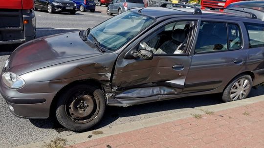 Kolejny raz samochody zderzyły się na skrzyżowaniu Zręcińskiej i Decowskiego