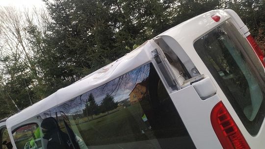 Kolejny "wietrzny" incydent. Na samochód spadło drzewo