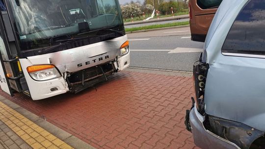 Kolizja autobusu i dwóch samochodów osobowych na Korczyńskiej