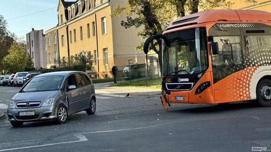 Kolizja autobusu i osobówki na skrzyżowaniu Kolejowej, Tysiąclecia i Wyzwolenia