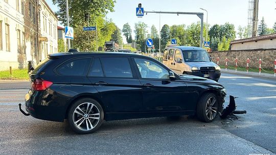 Kolizja BMW i ciężarówki w Dukli
