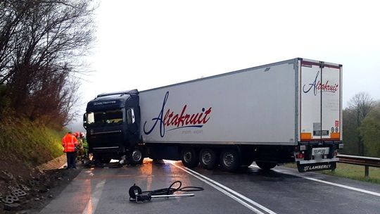 Kolizja ciężarówki na łuku DK19. Kilkugodzinna akcja strażaków