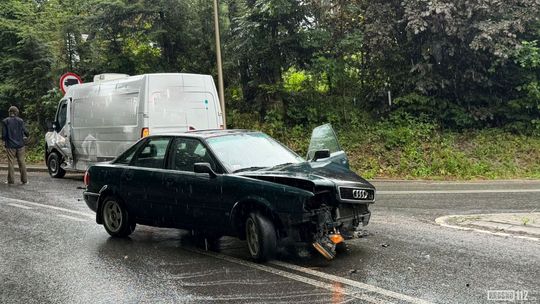 Kolizja dostawczego busa z Audi w Krościenku Wyżnym