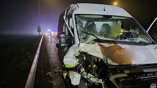 Kolizja dwóch dostawczych aut na S19 w Miejscu Piastowym