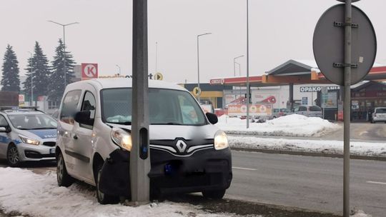 Kolizja dwóch samochodów. Jeden z nich wjechał w latarnię