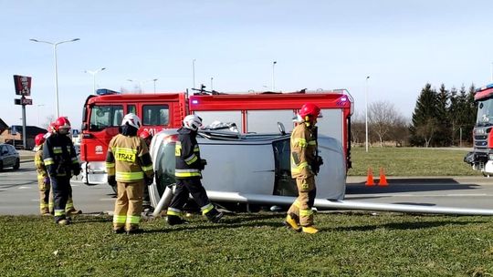 Kolizja dwóch samochodów na Bieszczadzkiej (DK28). Uszkodzona latarnia