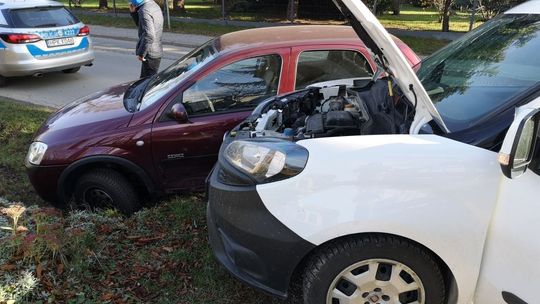 Kolizja Fiata i Opla na ul. Kolejowej w Rymanowie