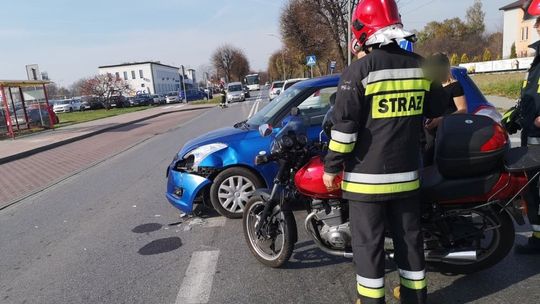 Kolizja motocyklisty i samochodu nauki jazdy