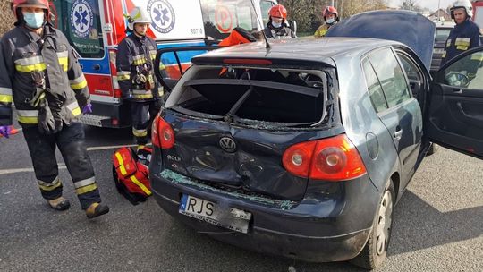 Kolizja na Al. Jana Pawła II. Ciężarówką wjechał w osobówkę