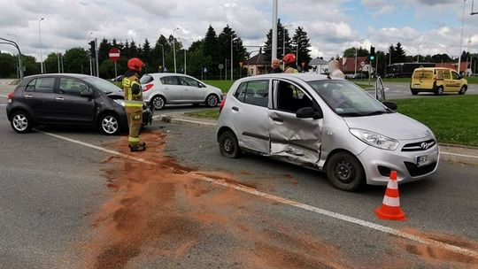 Kolizja na Bieszczadzkiej na wjeździe do centrum handlowego