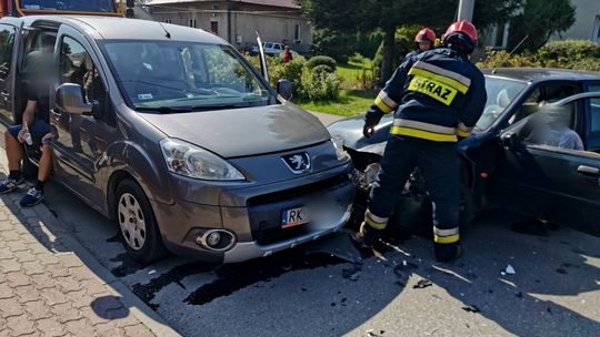 Kolizja na Decowskiego. Po zderzeniu z peugeotem, ford odholowany na złomowisko