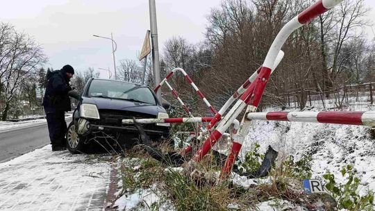 Kolizja na Długiej w Iwoniczu. Citroenem wbiła się w barierki [AKTUALIZACJA]