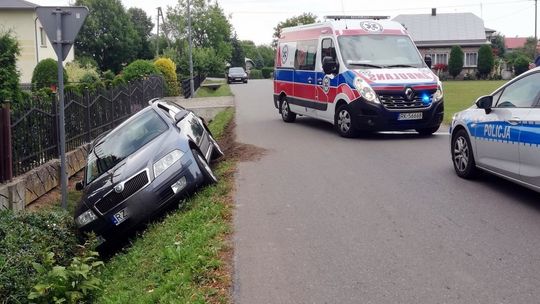 Kolizja na Głowackiego w Jedliczu. Skoda w rowie