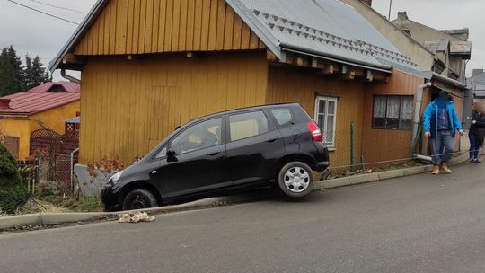 Kolizja na Łukasiewicza w Jedliczu. Samochód wjechał w ogrodzenie
