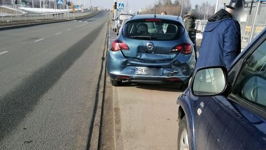 Kolizja na Podkarpackiej. Kierujący Toyotą najechał w tył Opla