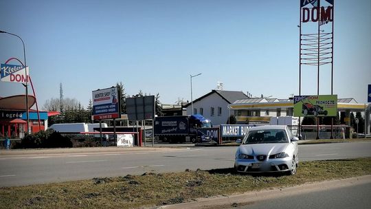 ? Kolizja na Podkarpackiej. Seat zakończył jazdę na pasie zieleni