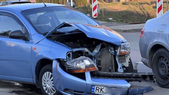 Kolizja na skrzyżowaniu. Chevroletem wjechał w Peugeota