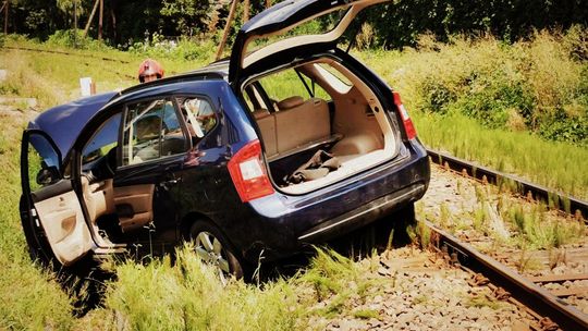 ? Kolizja na skrzyżowaniu. Kia spadła na tory kolejowe