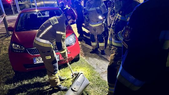 Kolizja na ważnym skrzyżowaniu w Krośnie. Powalona latarnia