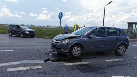 Kolizja Opla i Volkswagena na Zręcińskiej w Krośnie