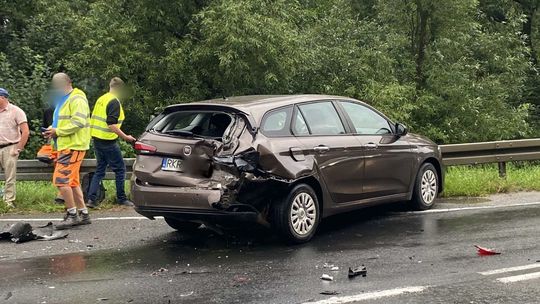 Kolizja osobówek z dostawczym Renault na DK19 w Pustynach