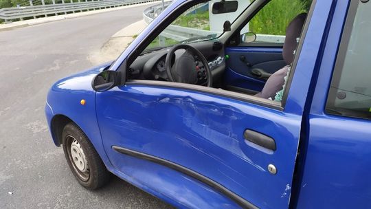 Kolizja przed mostem. Zderzenie osobówki z dostawczym