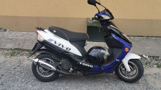 ? Kolizja samochodu osobowego i motoroweru w Chorkówce