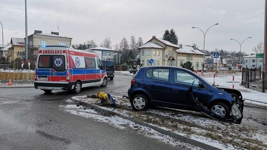 Kolizja trzech aut na rondzie Zawodzie