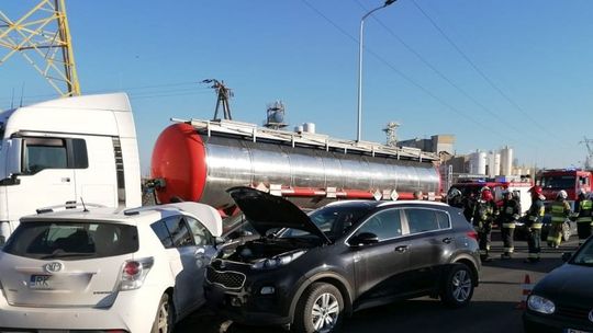 ? Kolizja trzech osobówek i cysterny na skrzyżowaniu Podkarpackiej i Tysiąclecia