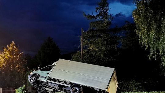 Kolizja w Miejscu Piastowym. Iveco wpadło do rowu
