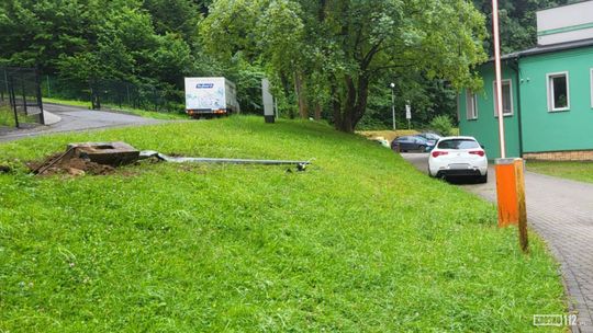Kolizja w Rymanowie-Zdroju. Alfą romeo ściął latarnię