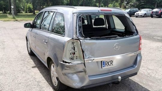 Kolizja w Ustrobnej. Ciężarową scanią najechał na tył opla