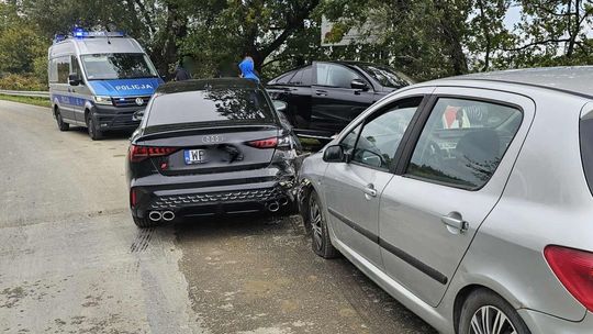 Kolizja w Wietrznie. Młody kierowca był pijany i poszukiwany