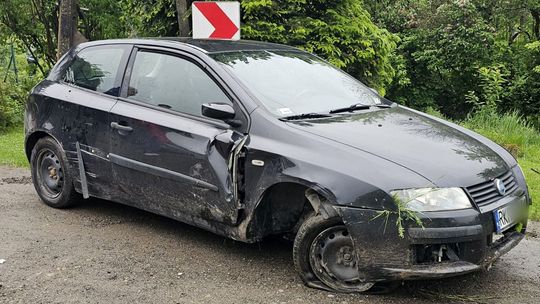 Kolizja w Wietrznie. Samochód uderzył w skarpę