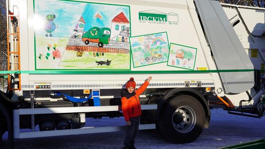 Kolorowa śmieciarka w Jedliczu – dzieci uczą, jak dbać o planetę