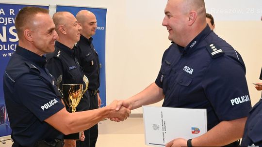 Kom. Paweł Buczyński z Krosna wśród najlepszych w konkursie „Dzielnicowy Roku”