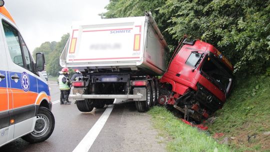 KOMBORNIA: Ciężarówka zatrzymała się w rowie