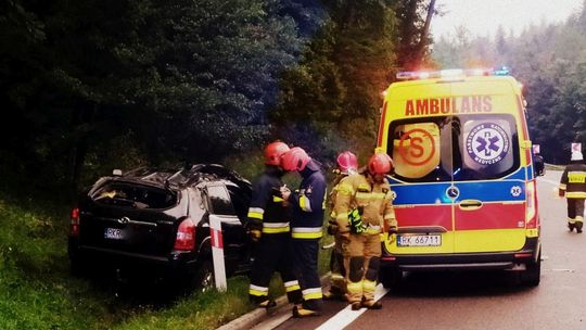 ? Kombornia/DK19. Samochód w rowie. Potrzebna pomoc służb