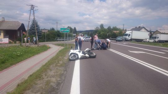 KOMBORNIA: Kierowca motocykla wjechał w tył Fiata