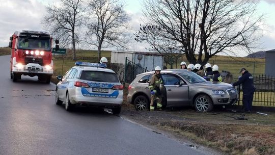 ? Kombornia. Kierujący audi wjechał w ogrodzenie. Potrzebował pomocy medycznej