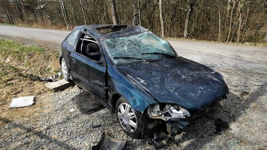 KOMBORNIA: Uderzył Hondą w mostek. Kierowca oddalił się