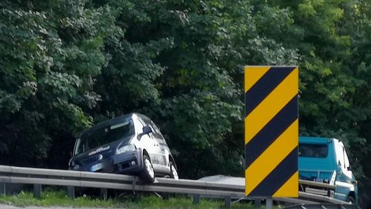 Kombornia. Volkswagen zatrzymał się na barierce