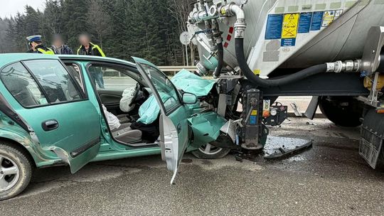 Kombornia. Wjechał w tył zaparkowanej ciężarówki