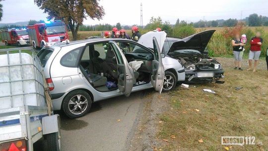 Kombornia: Zderzenie dwóch samochodów na łuku drogi