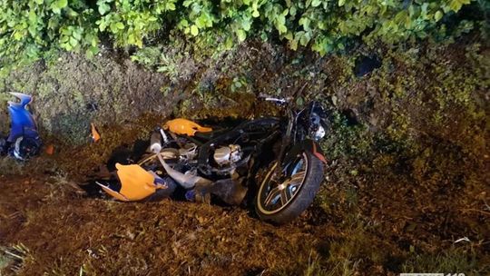 KOMBORNIA: Zderzenie motocykla z osobówką. Ranni motocykliści i kierująca [AKTUALIZACJA]