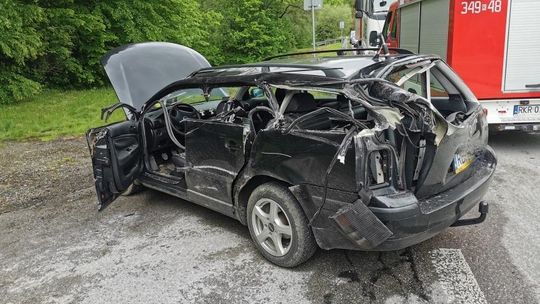 KOMBORNIA: Zderzenie pojazdów przez pękniętą oponę