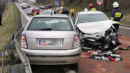 Kombornia. Zderzenie Toyoty i Skody na DK19